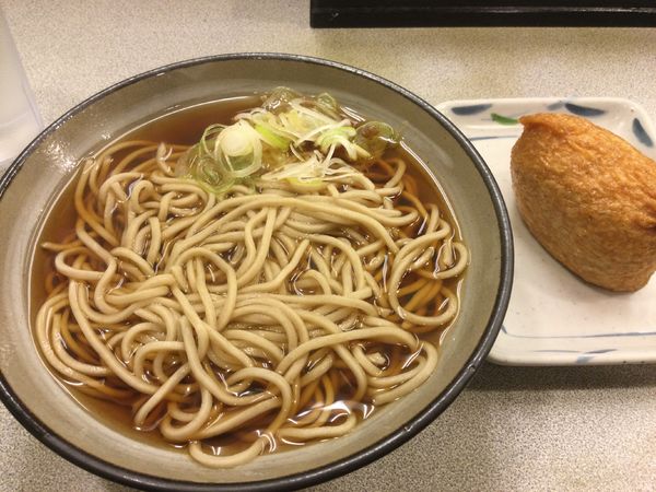 「かけそば+五目いなり(¥290+100)」@そば処 かめや 神田西口店の写真