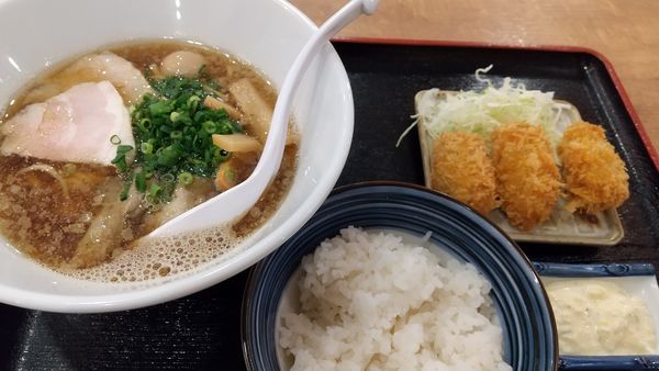 「カキ煮干しラーメン＋ライス無料＋カキフライ3個」@大衆酒場 HANEGAKIの写真