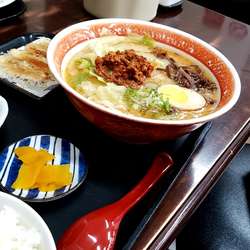 次南坊セット(シビレ辛肉ラーメン・餃子(３ヶ)・小鉢・唐揚げ サ