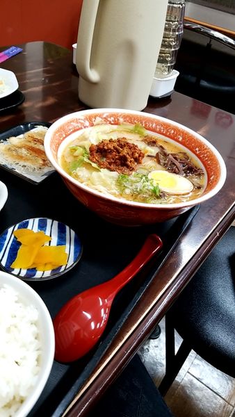 「次南坊セット(シビレ辛肉ラーメン・餃子(３ヶ)・小鉢・唐揚げ サ」@味千拉麺 次南坊 松橋インター店の写真