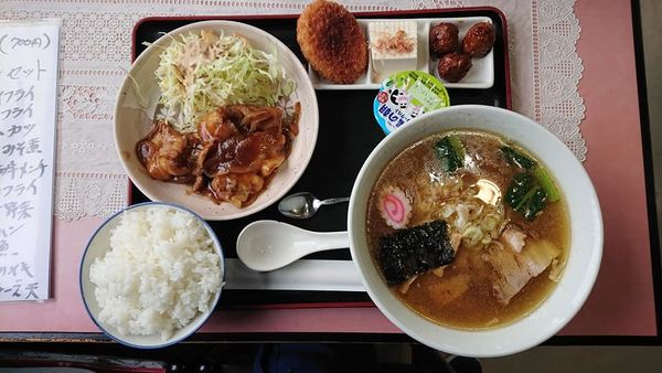 「醤油ラーメンと焼肉定食」@支那そば屋 蓬莱苑の写真