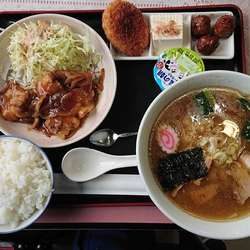 醤油ラーメンと焼肉定食