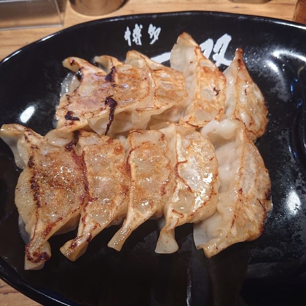 「餃子10ヶ400円、ラーメン(バリカタ)680円他」@博多一双 祇園店の写真