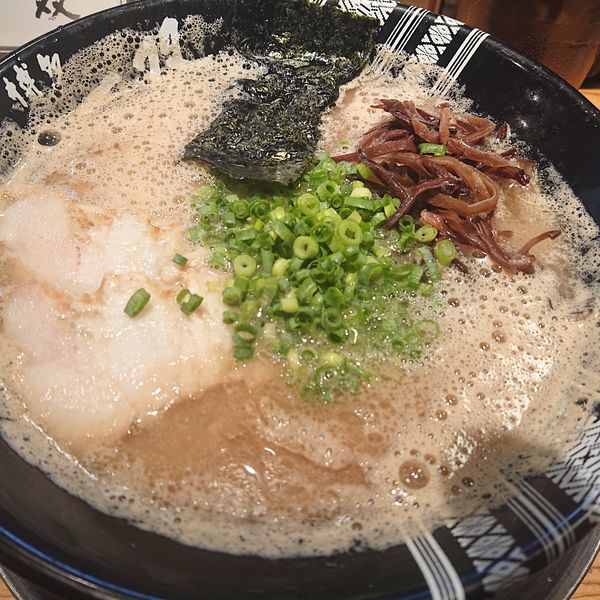 「ラーメン(バリカタ)680円、餃子10ヶ400円、生ビール他」@博多一双 祇園店の写真