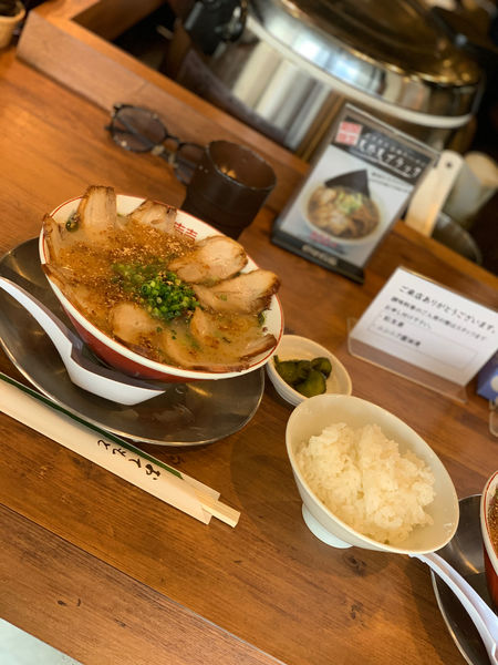 「ラーメン(チャーシュートッピング？)とライス」@ラーメン 天外天 熊本駅店の写真