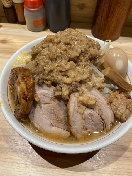 「中盛り眞久中盛りアブラマシ＋炙り豚」@眞久中の写真