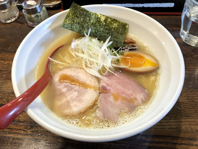 「濃厚鶏白湯らーめん（850円）」@らーめん詩の写真