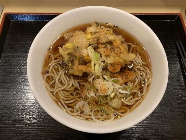 「霜降りひらたけのかき揚げそば 520円」@いろり庵きらく 南浦和店の写真