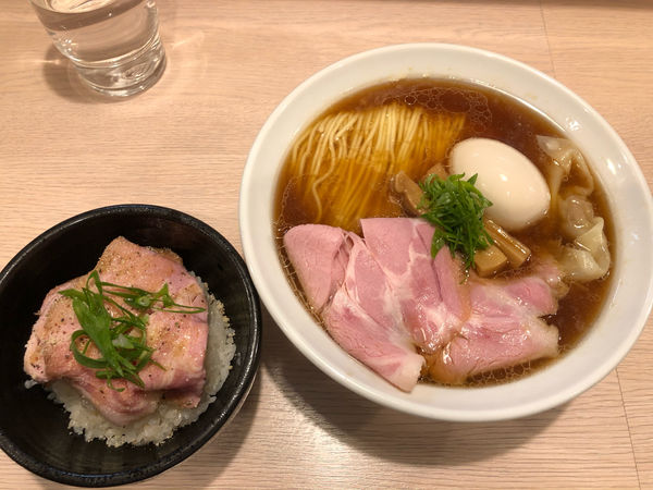 「特製醤油らーめん + 焼豚丼」@麺笑巧真の写真