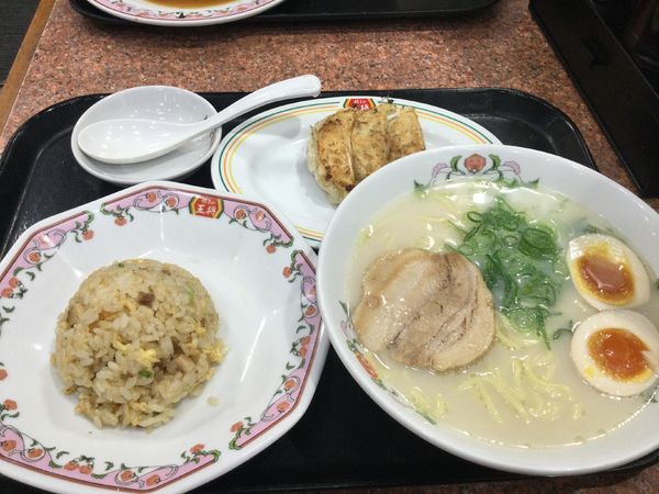 「牛骨ラーメンセット　９５７円」@餃子の王将 東大成店の写真