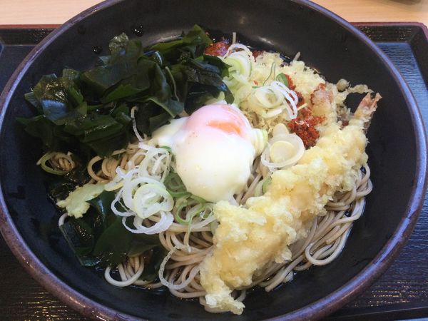 「朝そば玉子・温玉・わかめ変更・ぶっかけ+海老天(¥360)」@ゆで太郎 錦町店の写真