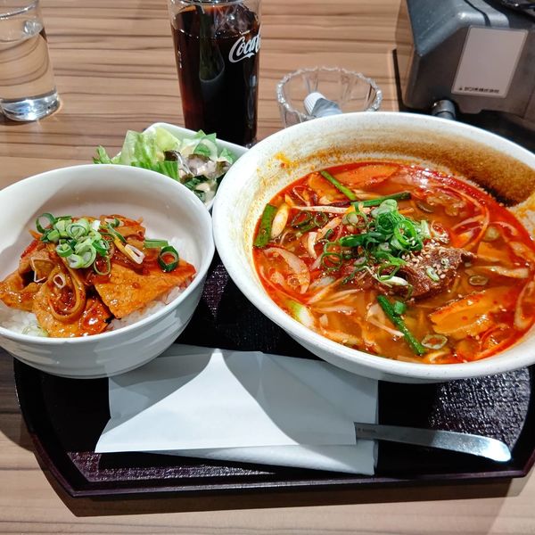 「カルビラーメン&日替わり丼セット1,045円」@わぎゅう専科 焼肉屋の写真