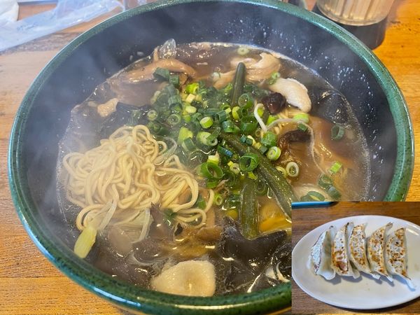 「キノコそば800円、ギョーザ300円」@しなそば 麺坊の写真