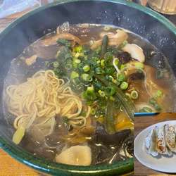 キノコそば800円、ギョーザ300円