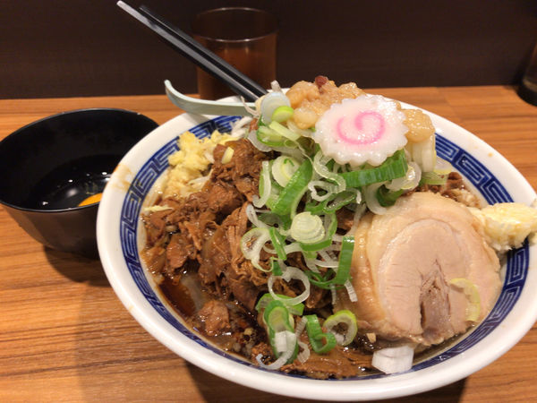 「びんびんブラックダブル大(全部)+生たまご 1350円」@びんびん豚の写真