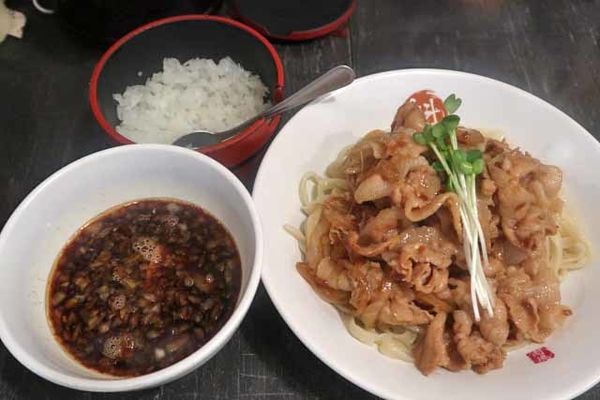 「肉盛りつけ麺並　830円＋無料の肉ちょい増し」@魁 肉盛りつけ麺 六代目けいすけの写真