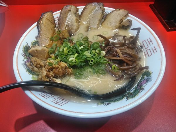 「チャーシュー豚骨らーめんカタ＋替え玉バリカタ」@釜炊き豚骨らーめん マルハ軒の写真