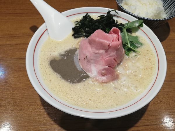 「泡立つあん肝と煮干の濃厚中華そば　限定」@寿製麺よしかわ 川越店の写真