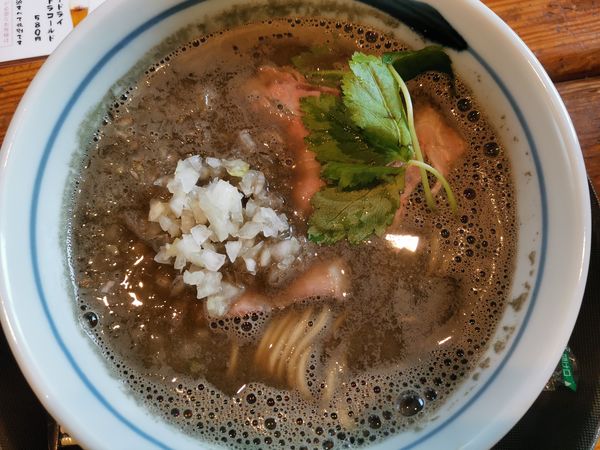 「煮干し中華そば（濃醇）」@麺と酒 アクビの写真