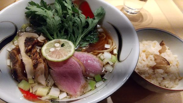 「鴨と松茸の醤油そば＋松茸ごはん（それぞれ限定）」@饗 くろ㐂の写真