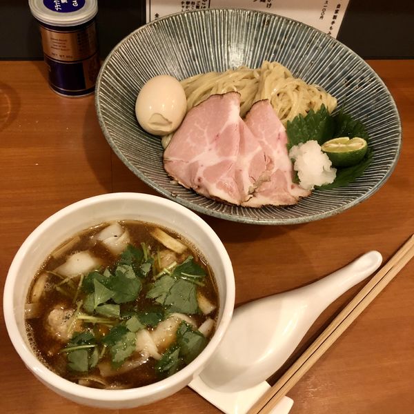 「【秋限定】特製 秋刀魚煮干しつけ麺 醤油 ￥1300」@自家製手もみ麺 鈴ノ木の写真