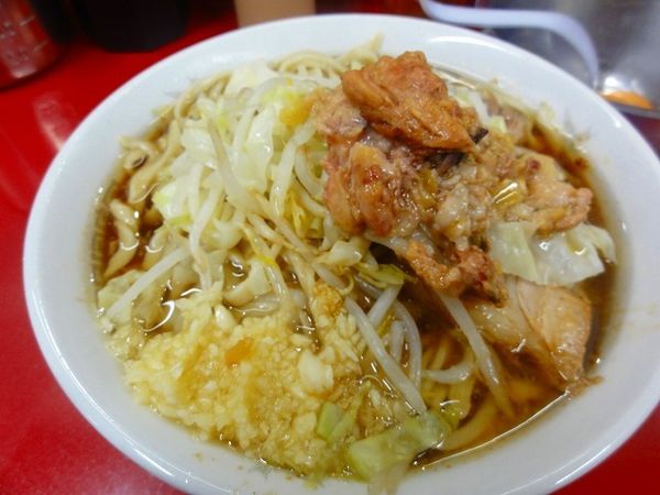 「小ラーメン700円野菜少な目ニンニク脂生卵50円」@ラーメン二郎 越谷店の写真