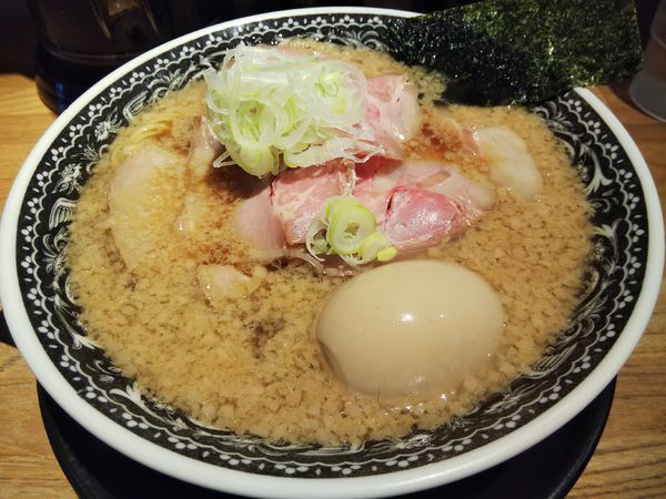 「【限定】たっぷりチャーシューの背脂ラーメン　＋味玉：㋚券」@麺肴 ひづきの写真