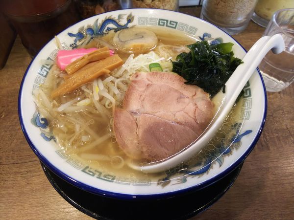 「函館塩ラーメン(大盛無料・モヤシ・ワカメトッピング入り)」@北海道らーめん 熊源 下北沢店の写真