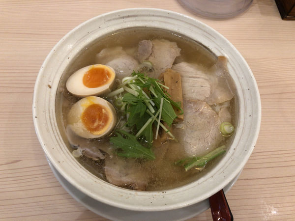 「チャーシュー塩ワンタンメン + 煮たまご」@ワンタンメンの満月 三鷹店の写真