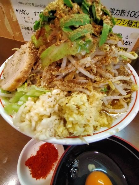 「山椒ラーメン・大盛・生卵（痺れ３・麺固め・全部・火の粉別）」@自家製麺 まさきの写真