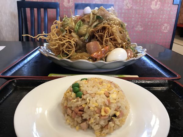 「五目揚げ焼きそば + 半チャーハン　900円」@一歩亭の写真