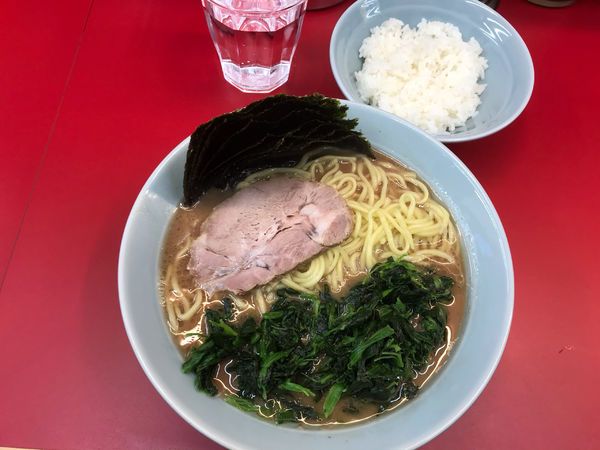 「ラーメン中＋ほうれん草」@横浜ラーメン 武蔵家 大宮店の写真