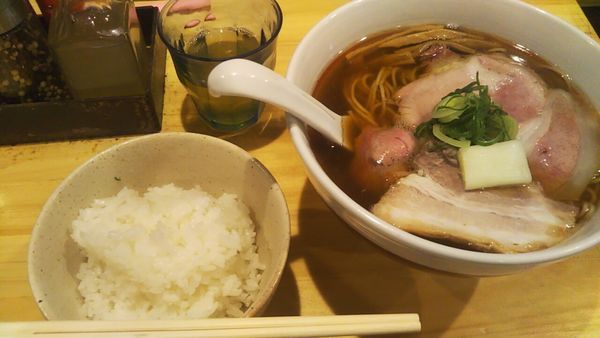 「らーめん醤油+大盛+ライス」@川の先の上の写真