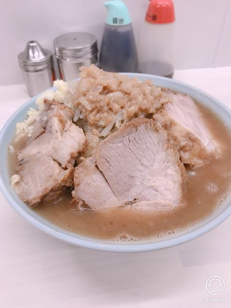 「豚入ラーメン大盛（400g指定）野菜ニンニクアブラ1300円」@俺の生きる道 柏店の写真
