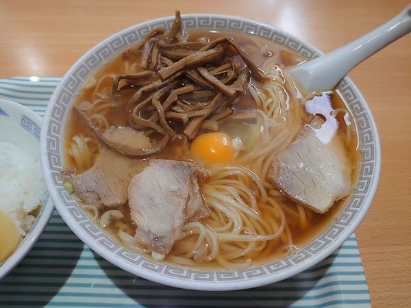 「生卵中華そば 大盛」@新京亭の写真