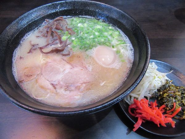「博多ラーメン味玉のせ（７００円）＋替え玉１００円」@麺屋 小鉄 稲敷店の写真