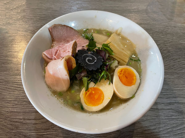 「カツオの味噌ラーメン800＋煮卵100」@ニボシラァメン コハクの写真