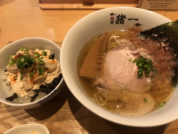 「出汁そば（白）+炙り帆立と豆腐のだしマヨ丼（1000+α円）」@麺屋猪一 本店の写真