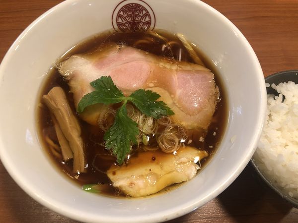 「鶏醤油らぁ麺+ごはん（850+150円）」@らぁ麺とうひちの写真