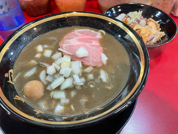 「【限定】丿貫コラボ 煮干豚骨＋半賄い飯」@家系ラーメン とらきち家の写真