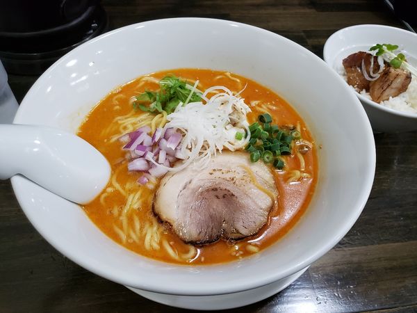 「辛 鯛味噌ラーメン(辛さ半分)　ミニチャーシュー丼」@ラーメン晃煇の写真
