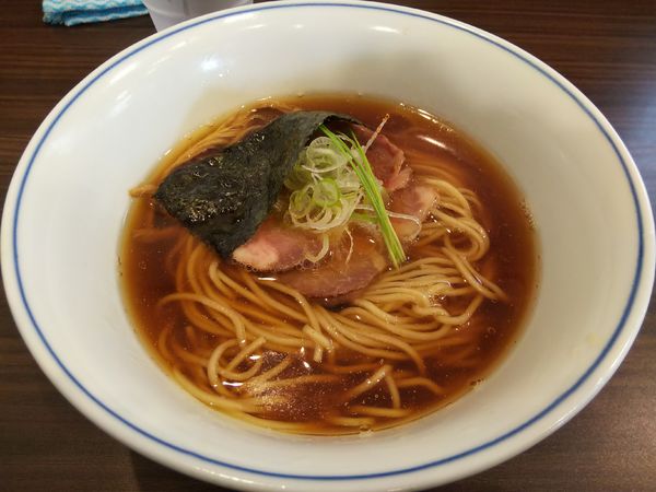 「煮干し醤油らぁ麺　※恥ずかしながら鶏チャーシュー抜き」@らぁ麺  麦一粒の写真