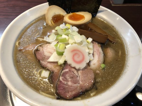 「煮干らーめん(醤油)800円➕特製トッピング250円」@らーめん 惠本将裕の写真