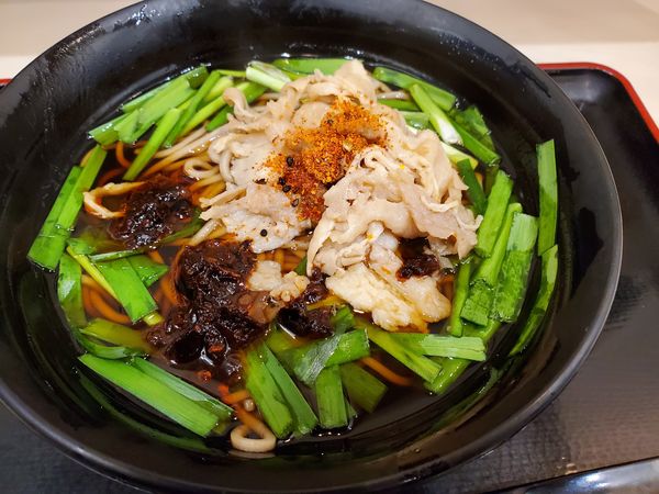 「ニラと豚肉のスタミナラー油そば」@名代 富士そば 日ノ出町店の写真