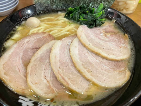 「チャーシュー麺＋小ライス」@町田商店 由比ヶ浜店の写真