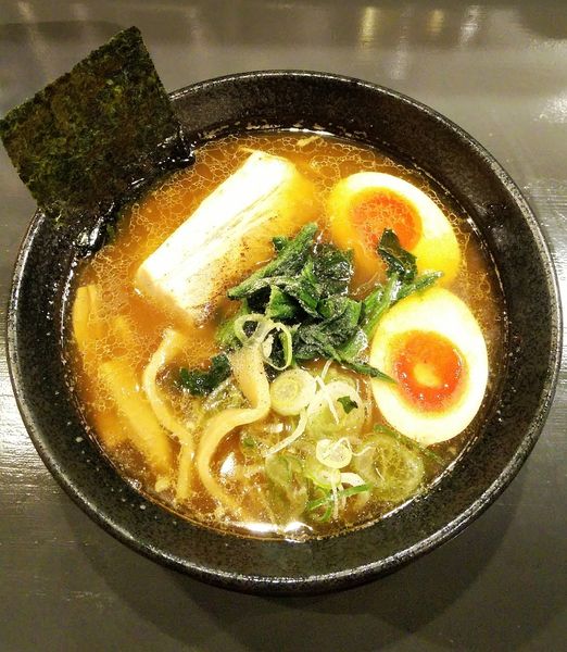 「煮干し中華そば醤油＋味玉 880円」@中華そば  一徹者の写真