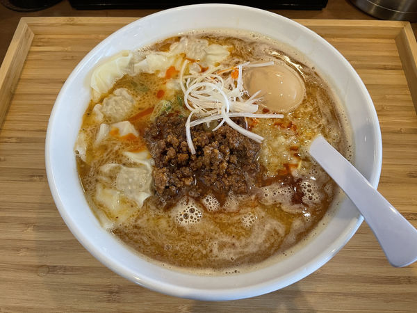 「胡麻薫るピリ辛ごまらぁめん900円＋肉増し100円＋煮卵」@らぁめん 麺彩家の写真