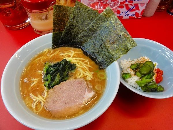 「ラーメン並650円硬め　半ライス」@横浜ラーメン 武蔵家 大宮店の写真