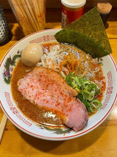 「辛いらあめん（大盛）＋味玉」@なるめんの写真