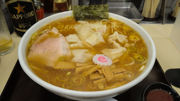 「ワンタン麺+大盛り+辛味+瓶ビール」@立川大勝軒の写真